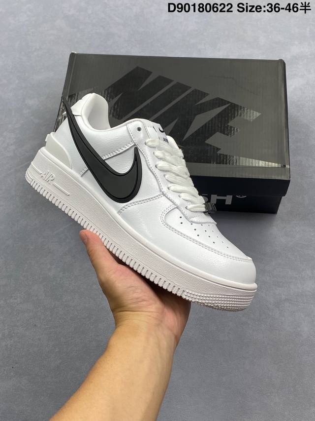 耐克 空军一号 Af1 低帮休闲板鞋 Ambush X Nk Air Force 7 Low Sp 空军一号联名标志性的Swoosh延伸至鞋跟之外，鞋舌和鞋垫上