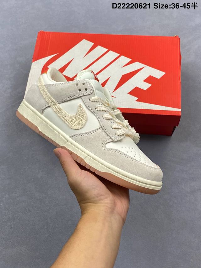 Nike Dunk Low 复古白蓝 此款设计灵感来源于轻定制，用符合美学逻辑的色彩作为设计的基石，整体简约而不简单，牛仔布作为整体设计的点睛之笔也拉高了抢眼度