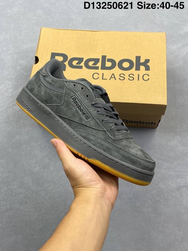 Reebok 锐步复古潮流街头低帮休闲板鞋 经典的复古鞋头设计 给双脚提供更宽裕的活动空间 鞋面采用流畅的线条设计 穿脱方便的同时很是凸显复古的气息 鞋底采用加