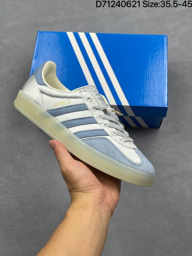 阿迪达斯 Adidas Originals Gazelle Indoor复古三叶草防滑透明橡胶板鞋经典运动鞋。这款经典鞋,忠于原版设计,缀撞色三条纹和鞋跟饰片。