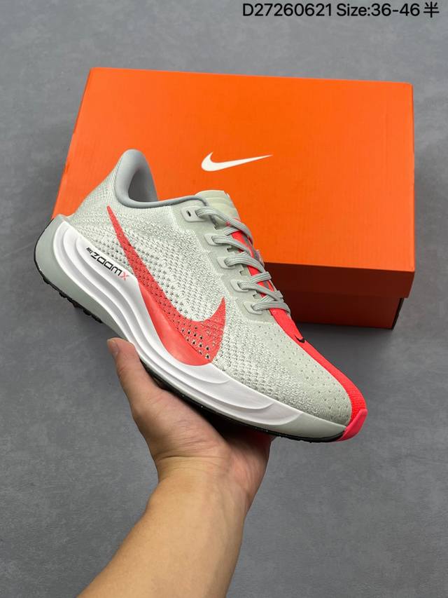 Nike 耐克 男女鞋真标半码制，升级原楦原纸版数据开发，采用弹性 Flyknit 飞织鞋面材质，内里嵌入定型海绵，全掌型 Zoomx 泡绵中底，外置防滑耐磨橡