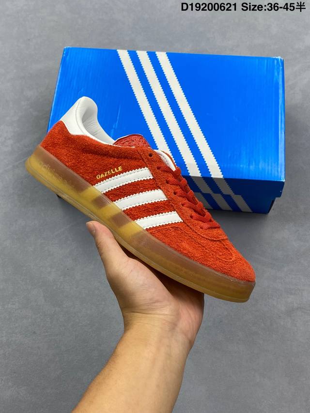 阿迪达斯 Adidas Originals Gazelle Indoor复古三叶草防滑透明橡胶板鞋经典运动鞋。这款经典鞋,忠于原版设计,缀撞色三条纹和鞋跟饰片。