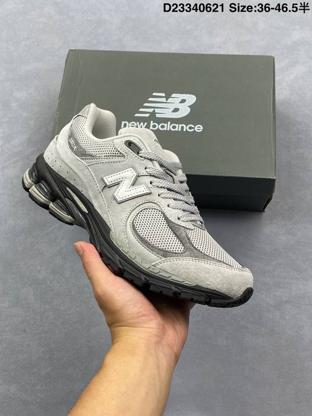 New Balance 2R 新百伦经典配色 沿袭了面世之初的经典科技，以Encap中底配以升级版N-Ergy缓震物料。鞋面则采用特色的柔软麂皮搭以Newbal