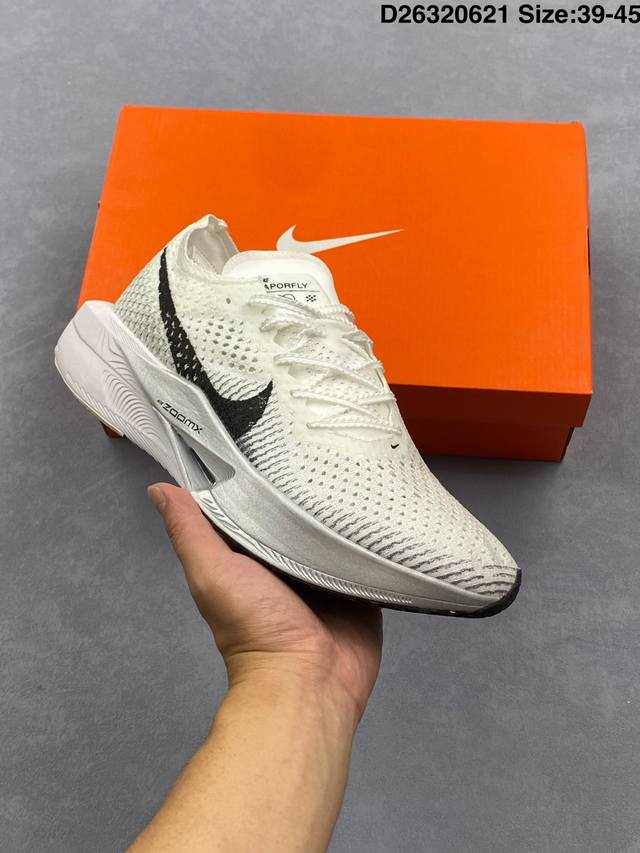 公司级Zoomx Vaporfly Next% 3马拉松跑鞋 细节整体升级 这款Next%和上一款4%的鞋最大区的别于在鞋面面料 鞋面使用了全新 Vaporwe