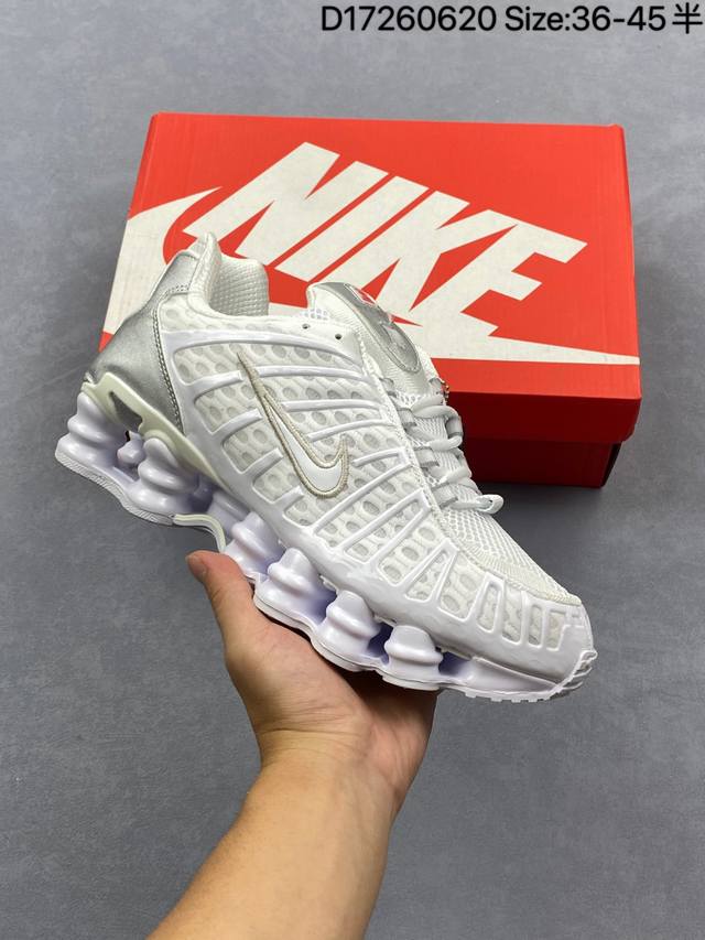 Nike Shox Tl 全掌气柱缓震休闲运动跑步鞋 令机械力学缓震性能跃升新层次。采用透气网眼鞋面和全掌型 Nike Shox 技术，革新演绎经典 2003