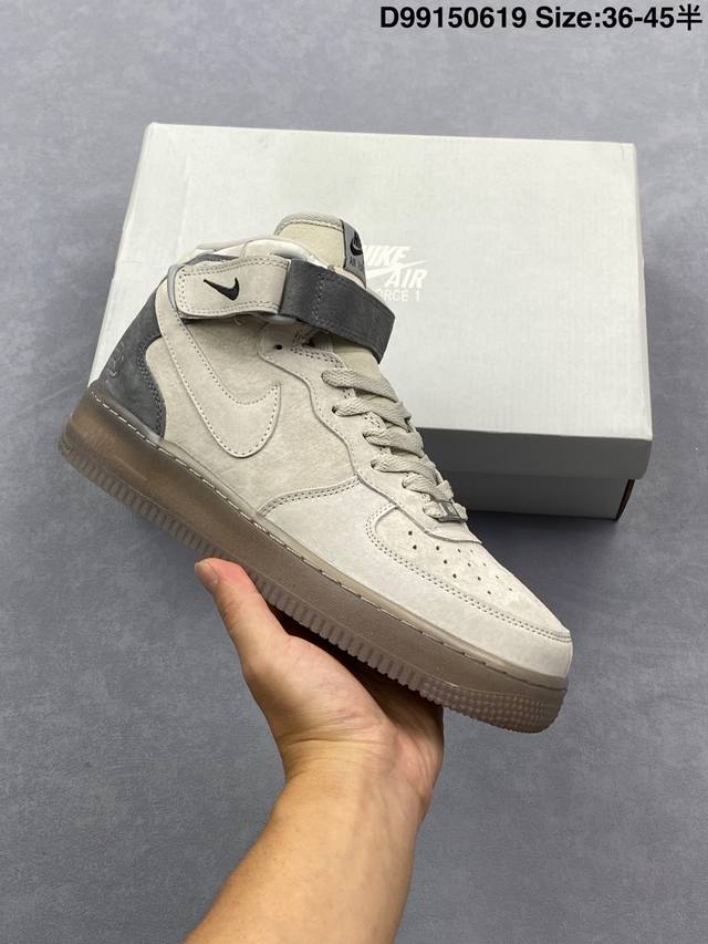 耐克Nike Air Force 7 卫冕冠军空军一号高帮百搭休闲运动板鞋。柔软、弹性十足的缓震性能和出色的中底设计，横跨复古与现代的外型结合，造就出风靡全球三