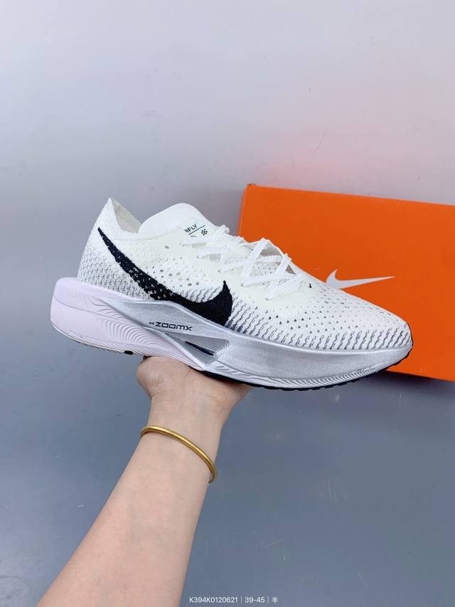 Nike Zoomx Vaporfly Next%3 减震马拉松跑步鞋 公司级版本 偏向于大众 鞋身相较2代有略微改动 美观度更高一些 前后堂都有纹路防滑 有很