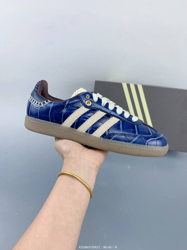 Addis Original Samba 复古桑巴板鞋 这款桑巴鞋展示了高质量的工艺 带有装饰的超锁缝制和无缝的手感 柔软、柔软的皮革造型和标志性的3条纹完成了
