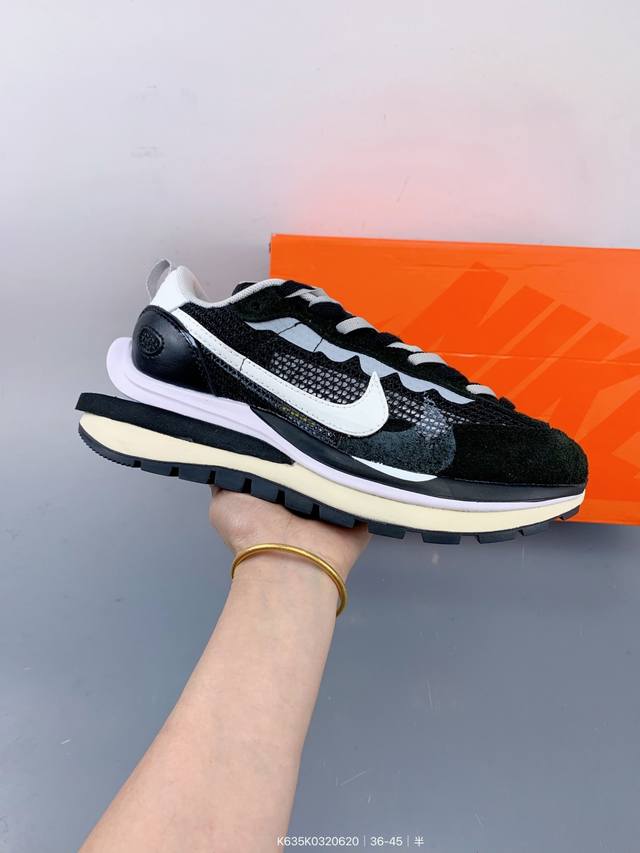 耐克Sacai X Nike Regasus Vaporrly Sp 华夫双勾三代3.0走秀 鞋身材质由翻毛皮和透气网布共同打造。熟悉的解构手法、重叠Swoos