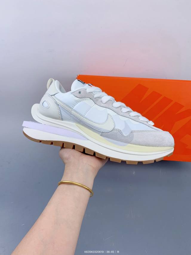 耐克Sacai X Nike Regasus Vaporrly Sp 华夫双勾三代3.0走秀 鞋身材质由翻毛皮和透气网布共同打造。熟悉的解构手法、重叠Swoos