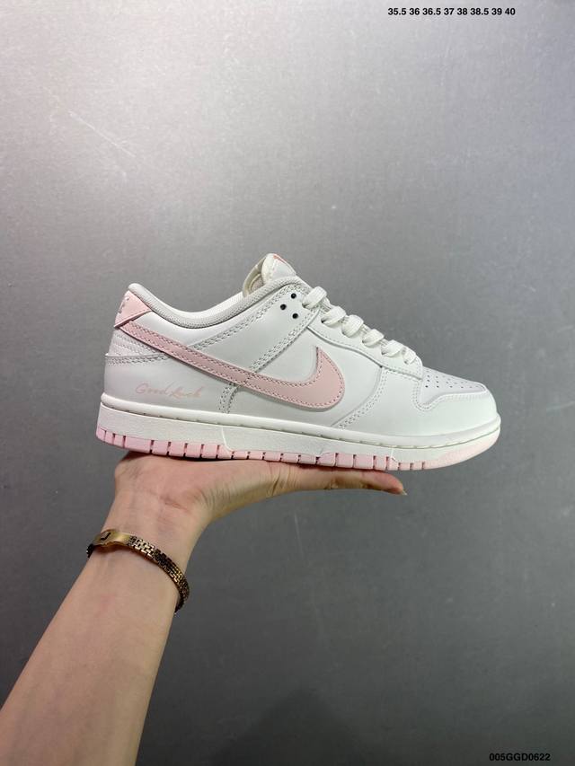 公司级Nike Dunk Low Retro 此款以简约大方的造型设计，给人以随性休闲的时尚格调，穿着舒适轻便，运动灵活自如，满足日常个性穿搭。 货号: Hf5