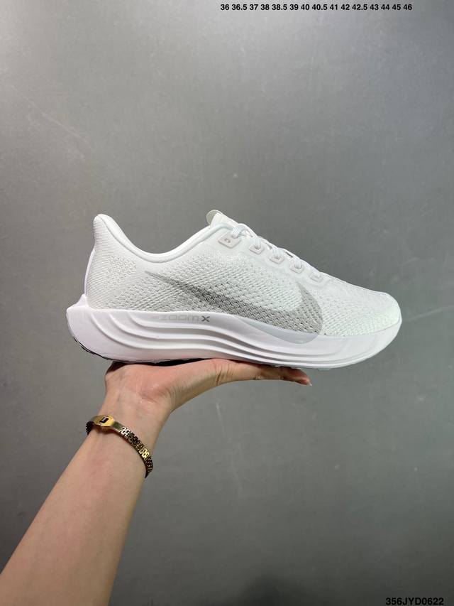 公司级Nk Zoom Pegasus Plus 超级飞马涡轮增压马拉松慢跑鞋 Fq7262 在设计上延续了原版鞋款的经典风格，向 Pegasus Turbo 致