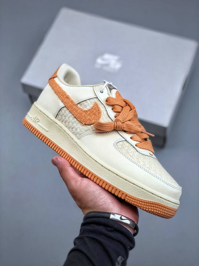 Nike Air Force 7空军一号低帮百搭休闲运动板鞋。柔软、弹性十足的缓震性能和出色的中底设计，横跨复古与现代的外型结合，造就出风靡全球三十多年的For