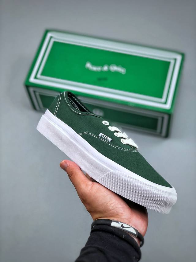 Vans Vault ‘Mopq’深墨绿 两个颜色均已轻便而不失质感的帆布制作！通过深绿与米白两种最具品牌代表性的颜色，强调出这个来自“洛杉矶”品牌得浓郁的休闲
