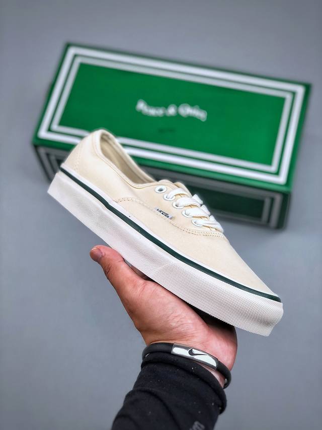 Vans Vault ‘Mopq’白绿 两个颜色均已轻便而不失质感的帆布制作！通过深绿与米白两种最具品牌代表性的颜色，强调出这个来自“洛杉矶”品牌得浓郁的休闲气