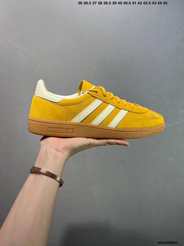 Adidas Handball Spezial 公司级 阿迪达斯经典款 复古休闲板鞋 #全鞋采用反毛皮制作 牛筋耐磨大底 承载青春情怀的板鞋 经典三条杠装饰鞋侧