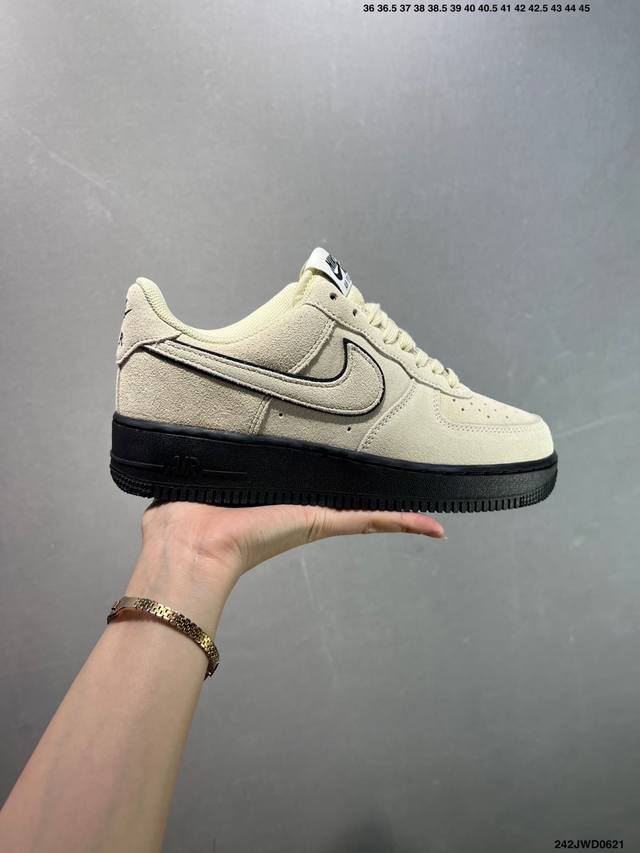 公司级Nike Air Force 1 Low 空军一号低帮百搭休闲运动板鞋。柔软、弹性十足的缓震性能和出色的中底设计，横跨复古与现代的外型结合，造就出风靡全球