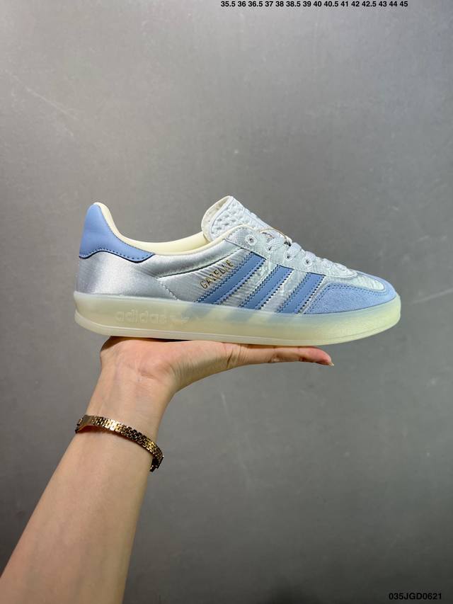 Adidas Originals Gazelle Indoor 蓝色 此款鞋延续了橡胶外底和经典款式的传统。优质绒面革鞋面和标志性的3条纹采用明亮的对比色，为久