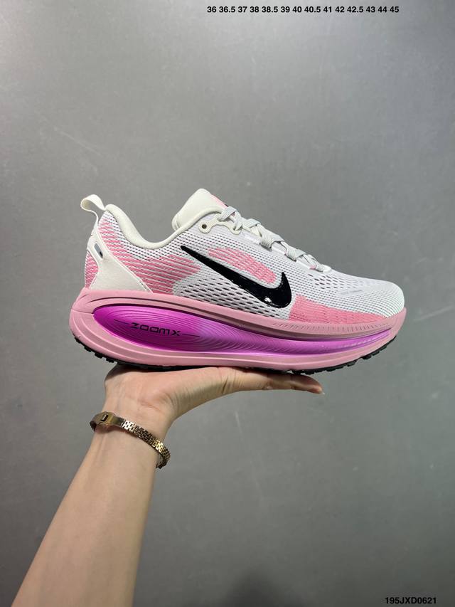 公司级Nk Air Zoom Vomero 18 轻便舒适公路跑步鞋 Hm6803-001 质感柔软 弹力充沛 助力一路畅跑 乐享不停 厚实泡绵缔造舒适的回弹效