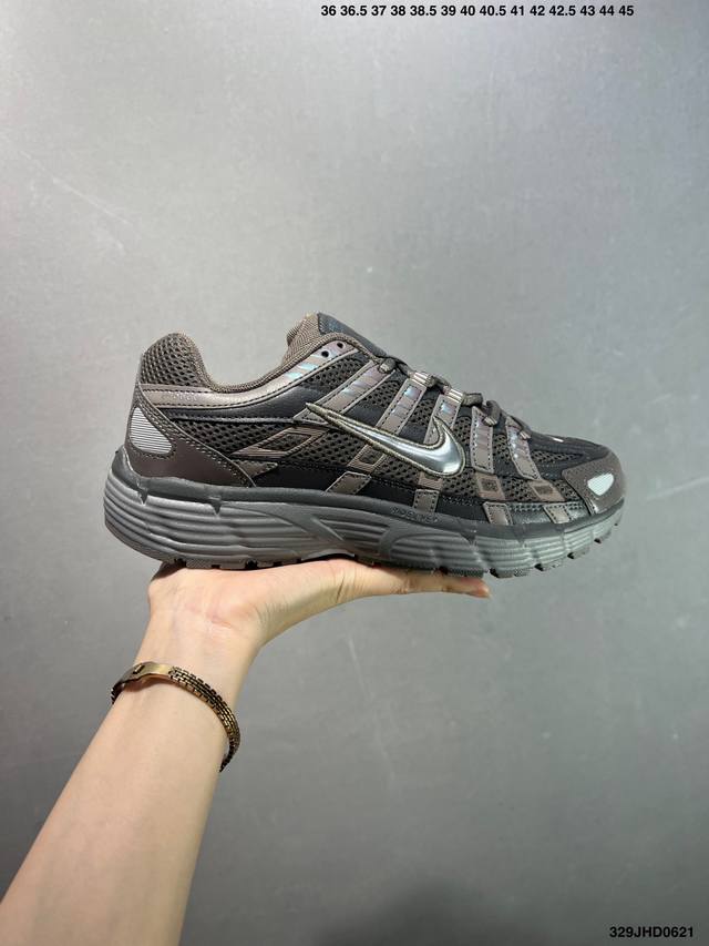 耐克Nike P-6000 跑鞋内外侧都用了红色的钩子，采用透气材料，搭配匠心覆面，再现千禧年代的跑鞋风格，塑就大气外观。鞋款秉承 Nike Pegasus 2