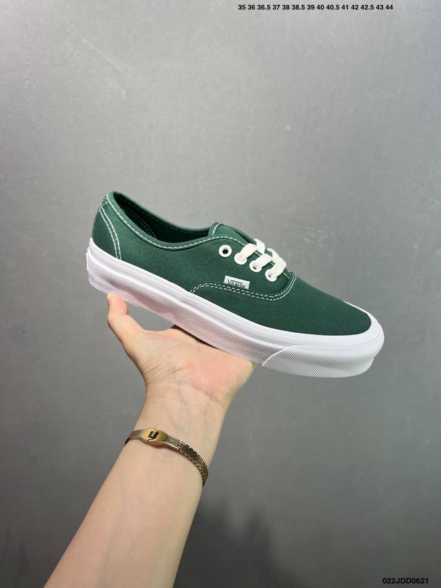 Vans Classics Knu Skool 苏格兰格纹拼接 厚鞋舌面包鞋 Vans联名超火的土豆鞋，复古经典，鞋头放大、包边上移加厚、鞋舌加厚。Vans C
