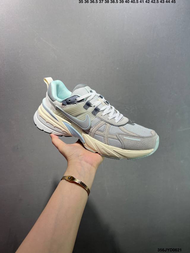 公司级Nike V2K Run跑步鞋复古风潮 网面透气运动鞋 灰银紧致的鞋面材质提供良好的包裹性鞋侧 Swoosh以及鞋头部分搭配增添不少亮点的镀铬细节鞋垫上印