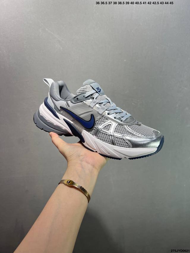 公司级Nike V2K Run跑步鞋复古风潮 网面透气运动鞋 灰银紧致的鞋面材质提供良好的包裹性鞋侧 Swoosh以及鞋头部分搭配增添不少亮点的镀铬细节鞋垫上印