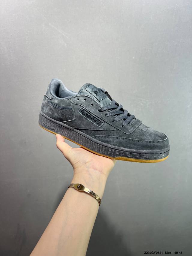 Reebok 锐步复古潮流街头低帮休闲板鞋 经典的复古鞋头设计 给双脚提供更宽裕的活动空间 鞋面采用流畅的线条设计 穿脱方便的同时很是凸显复古的气息 鞋底采用加