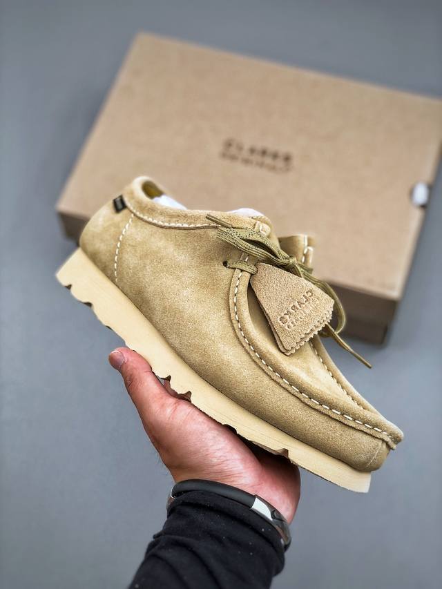莞产G版 Clarks Originals其乐Wallabee男女同款复古潮流舒适休闲袋鼠鞋 Wallabee家族再添新成员，以百搭配色回归新季街头时尚。光滑细