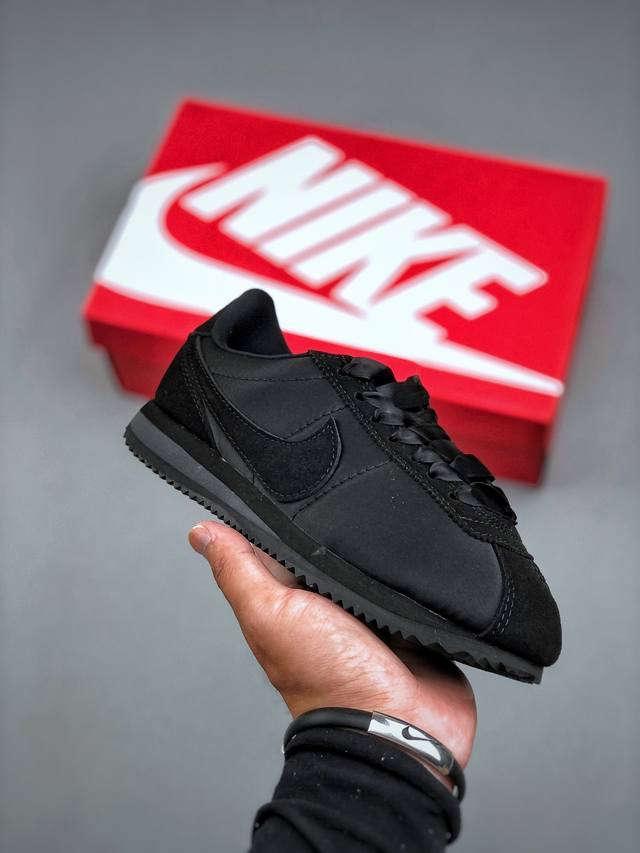 Nike Classic Cortez Nylon Pren 全新配色经典阿甘休闲跑步鞋 纯粹而执着的精神，使得Cortez种在了一代人的心里，无论是否喜欢它复