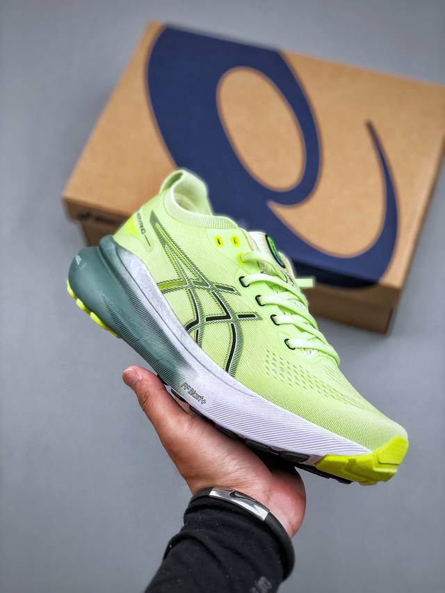 Asics 亚瑟士Magic Speed 稳定跑鞋鞋面采用双层提花网面设计，提高包裹性和透气性，后跟搭载稳定系统科技T-Gel提升整体支撑力和结构感，减少对身体