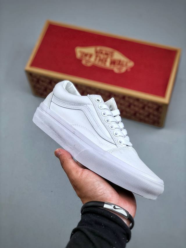 Vans Old Skool White 纯白低帮休闲硫化板鞋 诞生于1977年的Old Skool是Vans历久弥坚的标志性鞋款。Oldskool最具特色之处