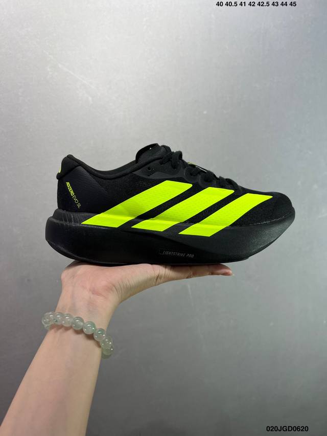 Adidas Adizero Evo Sl 阿迪超轻透气缓震跑鞋 整体外观造型与Adizero Adios Pro Evo 1非常相似 中底配置方面搭载全掌Li