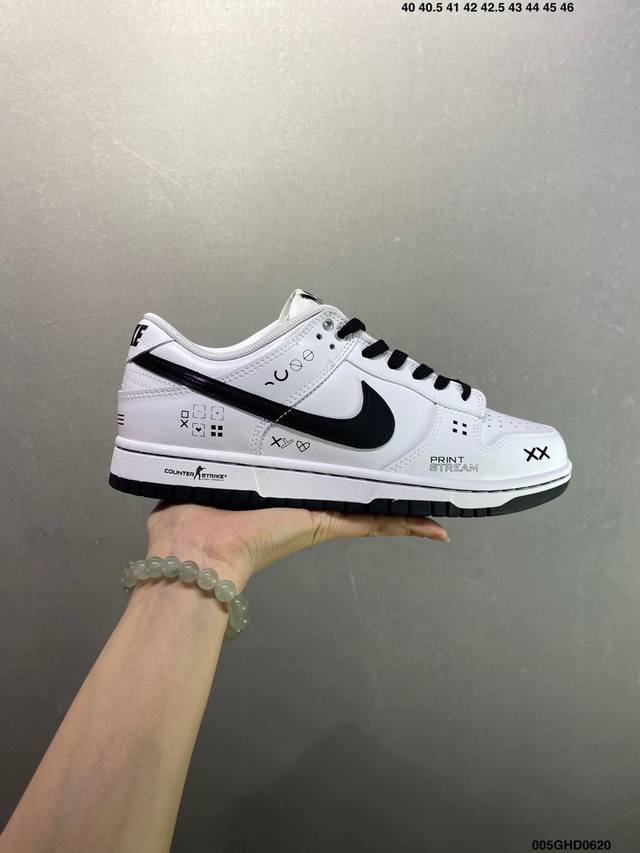 公司级Nike Dunk Sb Low 全新配色 定制Dunk Sb顾名思义，具有经典的Dunk血缘，又注入了更多的时尚元素。相较于普通的Dunk滑板鞋，改良版