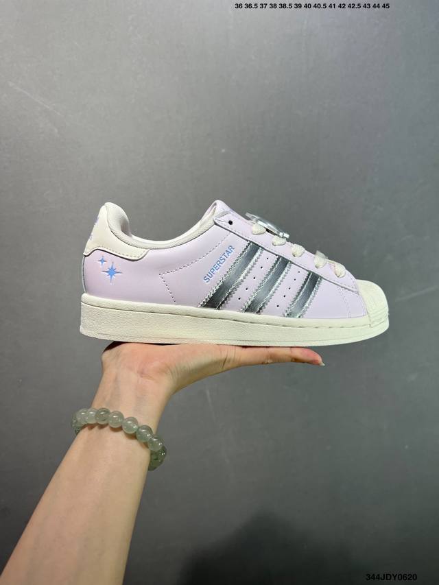 Ad Originals Superstar 经典复古贝壳头板鞋 If1585 诞生于1969年 是第一双将全皮面鞋 身与橡胶鞋头结合在一起的低帮篮球鞋 Sup