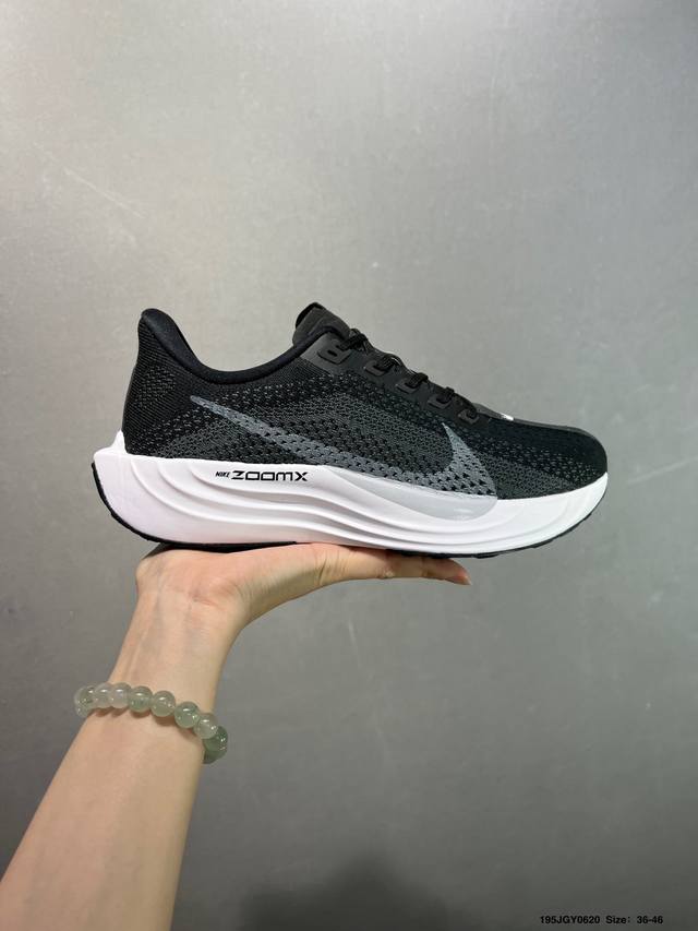Nk Zoom Pegasus Plus 超级飞马涡轮增压马拉松慢跑鞋 Fq7262 在设计上延续了原版鞋款的经典风格，向 Pegasus Turbo 致敬。鞋