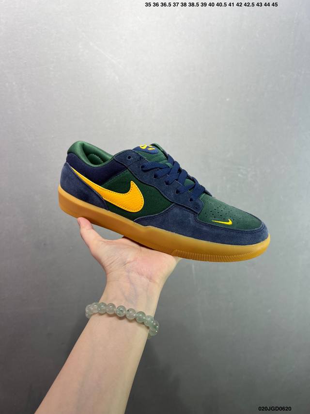 Nike Sb Force 58 百搭单品 是一款将前沿创新带入街头的单品，它具有硫化杯底，具有出色的耐用性和灵活性。使用帆布和绒面革，在饰面上放置通风口，它自