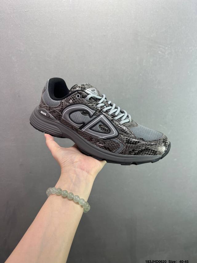 公司级Dior B30 迪奥网眼织物低帮运动休闲鞋 该款系列采用黑网色眼织物白和色科技料面精心制 作饰以反光“Cd30”图形标志 外格轻盈的刻雕效果橡胶鞋搭底配