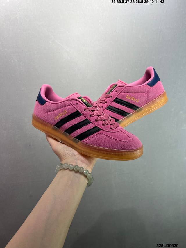 特价Adidas Originals Gazelle Indoor 三叶草休闲防滑耐磨低帮板鞋 鞋头出色设计 塑就出众贴合感 稳固的后跟贴合足部曲线设计 软弹舒