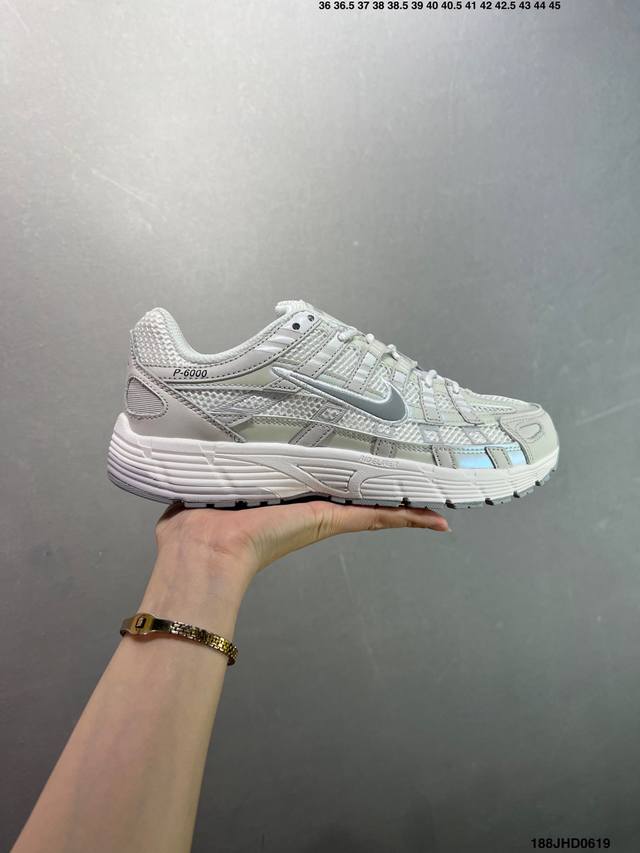 公司级耐克Nike P-6000 跑鞋内外侧都用了红色的钩子，采用透气材料，搭配匠心覆面，再现千禧年代的跑鞋风格，塑就大气外观。鞋款秉承 Nike Pegasu