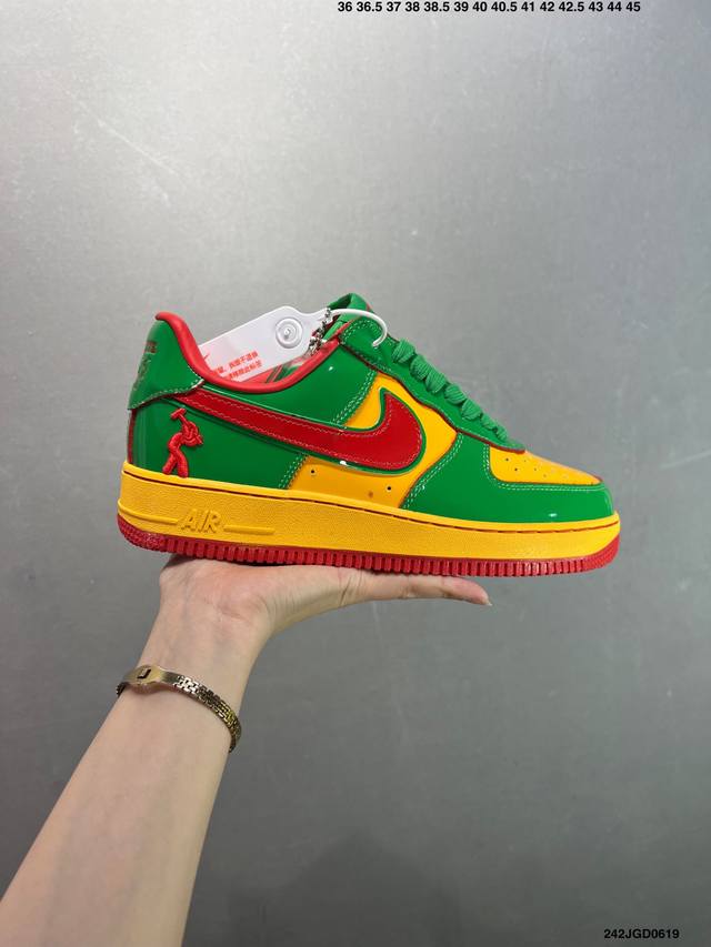 Lil Yachty X Nk Air Force 1 Low 空军一号联名绿金红 Ih4383-300 鞋身通体采用漆皮材质打造，配色方面也一改初代的简约设计