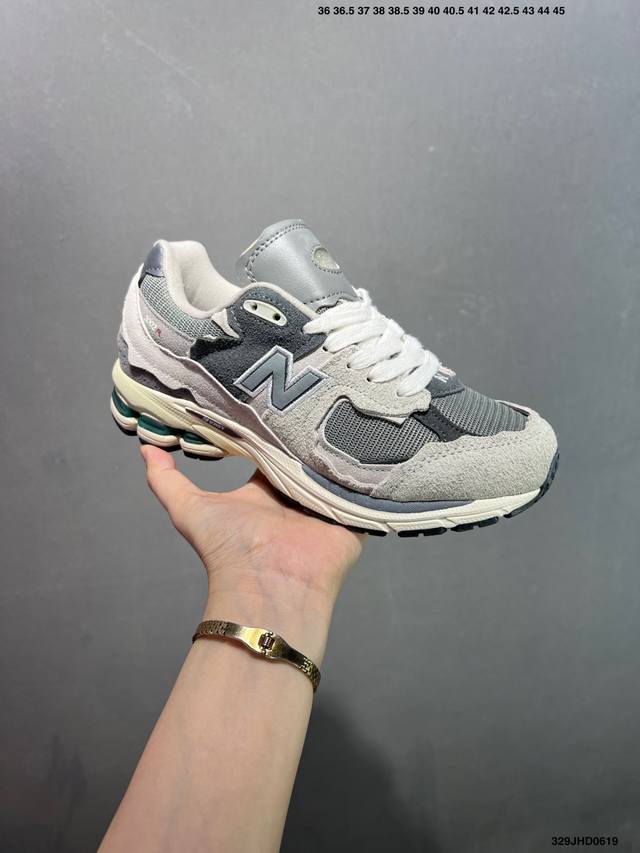 New Balance 2002R 新百伦经典配色 沿袭了面世之初的经典科技，以Encap中底配以升级版N-Ergy缓震物料。鞋面则采用特色的柔软麂皮搭以New