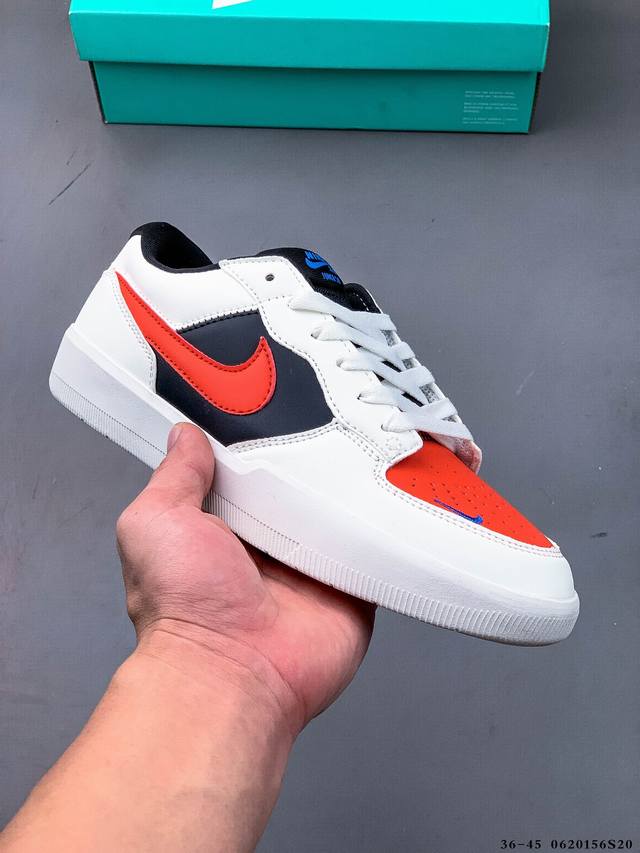 耐克Nike Sb Force 58是一款将前沿创新带入街头的单品，它具有硫化杯底，具有出色的耐用性和灵活性。使用帆布和绒面革，在饰面上放置通风口，它自始至终都