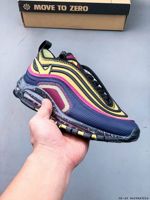 集图 耐克Nike Air Max 97 Terrascape 全新运动休闲跑步鞋 采用回收材料制成，搭载Nike Grind中底。其他值得注意的细节包括鞋跟标