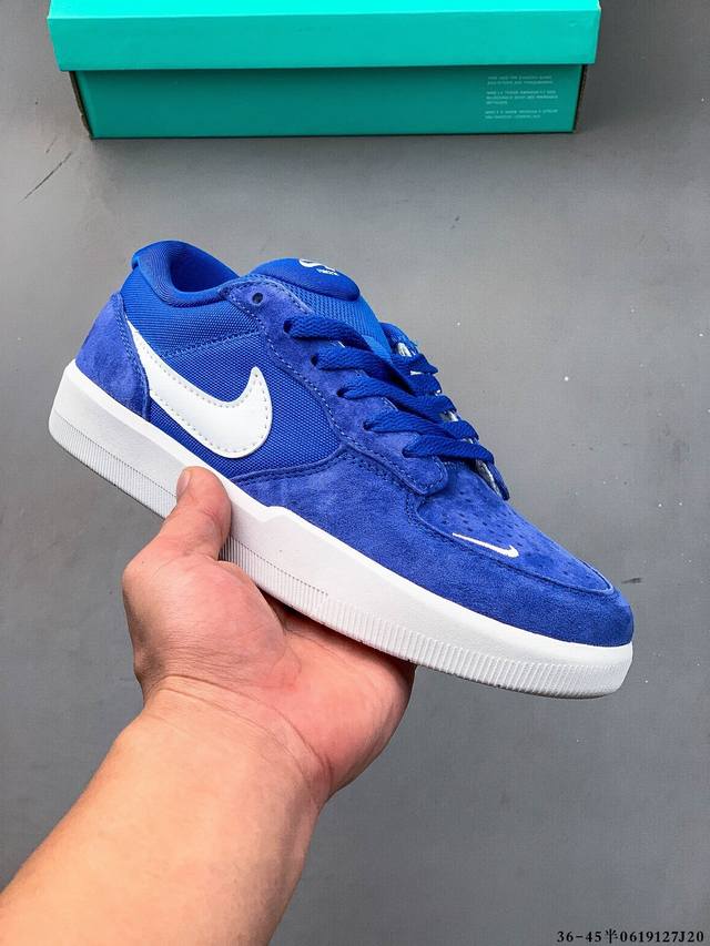 耐克Nike Sb Force 58是一款将前沿创新带入街头的单品，它具有硫化杯底，具有出色的耐用性和灵活性。使用帆布和绒面革，在饰面上放置通风口，它自始至终都