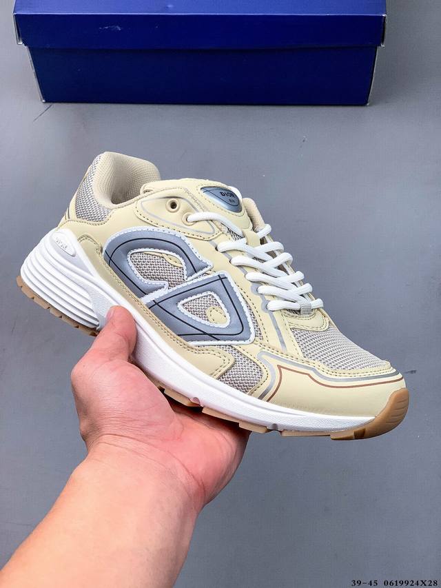 Dior 迪奥 B30 复古风透气百搭休闲鞋 B30运用了质感细腻的皮革与网眼布面材质拼接成鞋身，鞋身两侧贴有显眼的字母Cd表明身份，为Christian Di