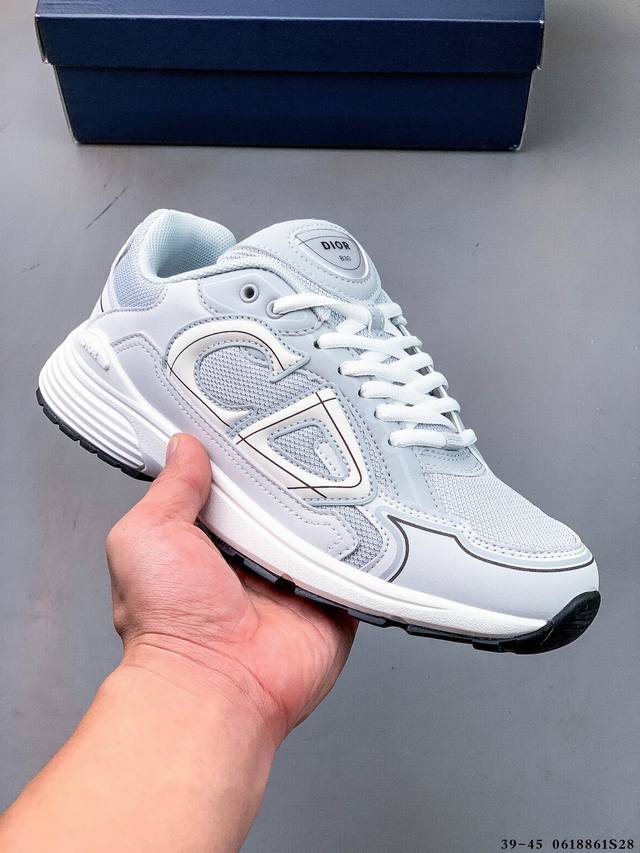 Dior 迪奥 B30 复古风透气百搭休闲鞋 B30运用了质感细腻的皮革与网眼布面材质拼接成鞋身，鞋身两侧贴有显眼的字母Cd表明身份，为Christian Di