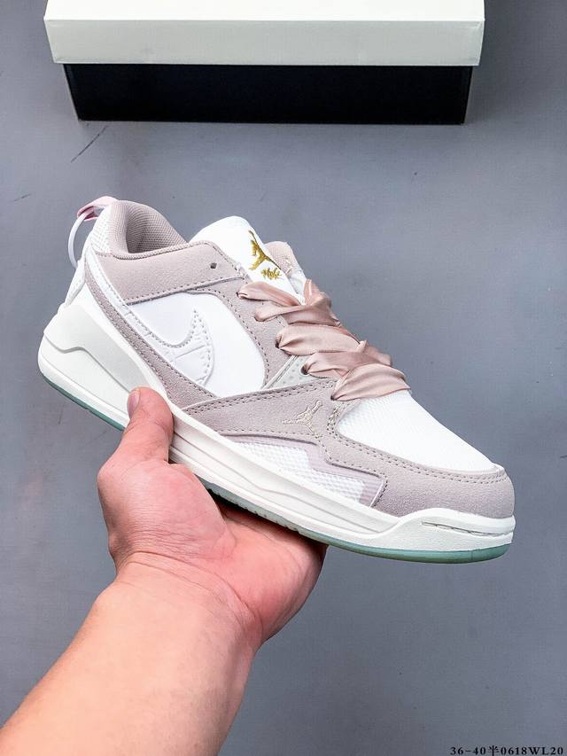 Nike Air Jordan Cmft Era 新款透气百搭休闲鞋 Jordan Cmft Era 聚焦于日常舒适体验，采用低帮轮廓，搭配网眼与麂皮材质鞋面，