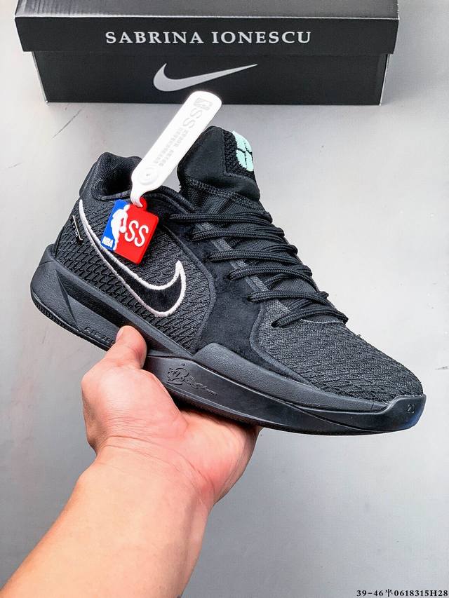 集图 Nike Sabrina 2’Colour Vision‘ Ep 耐克 低帮 篮球鞋 - 外观时尚：鞋身设计与科比5代相似，带有珠光炫彩效果的钩子，精致美