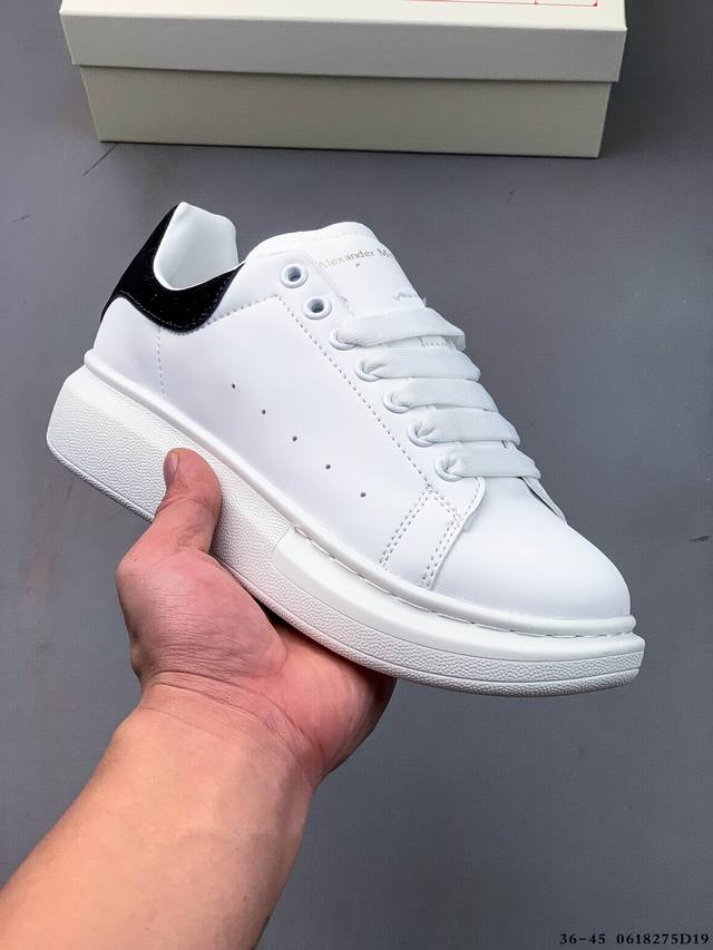 Alexander Mcqueen 麦昆 经典款 想不出有任何理由不收它！面料采用进口丝绸亚光原版牛皮 最新材料 水染羊皮内里，牛皮垫脚 原版大底 回弹度极佳